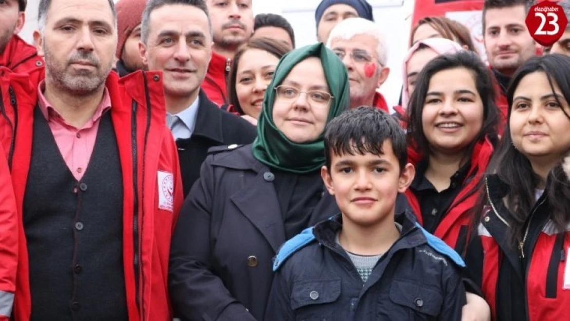 Aile Bakanı Selçuk, depremzedelerle bir araya geldi