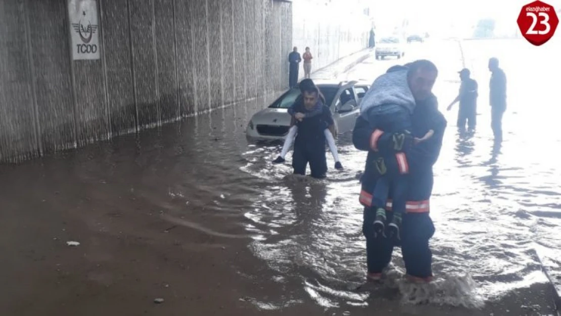 Alt geçidi su bastı, araçta kalan 3 kişi sırtta taşınarak kurtarıldı