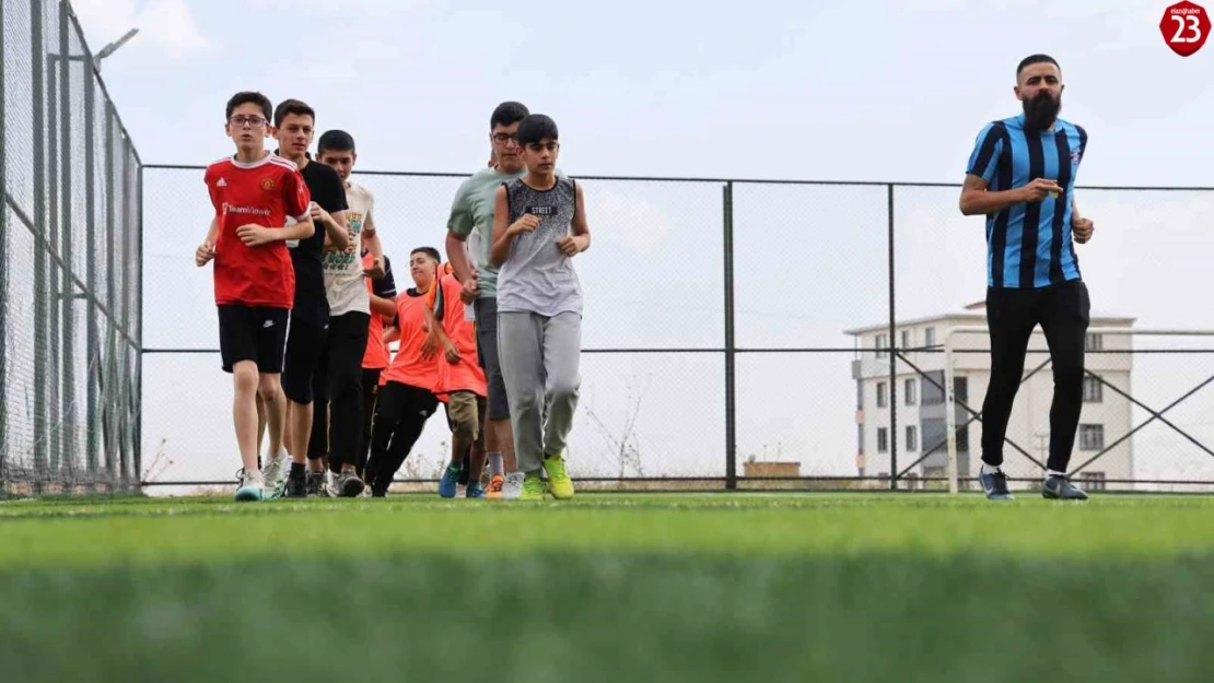 Amatör futbolcu, çocuklara kitap okuma tutkusunu futbolla aşılıyor