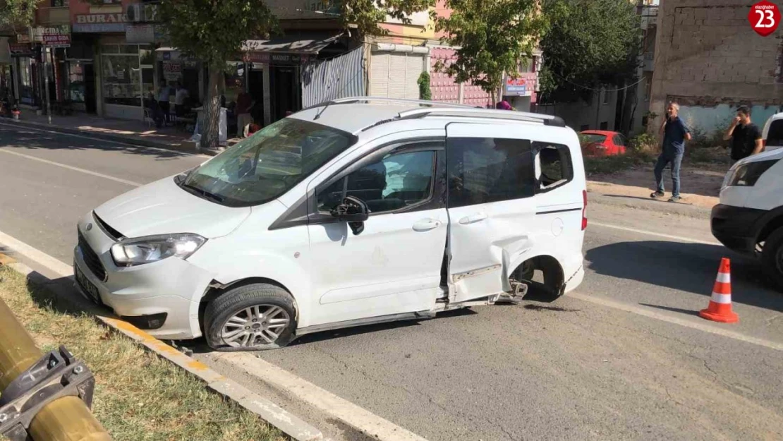 Ambulans ile hafif ticari araç çarpıştı: 2 yaralı