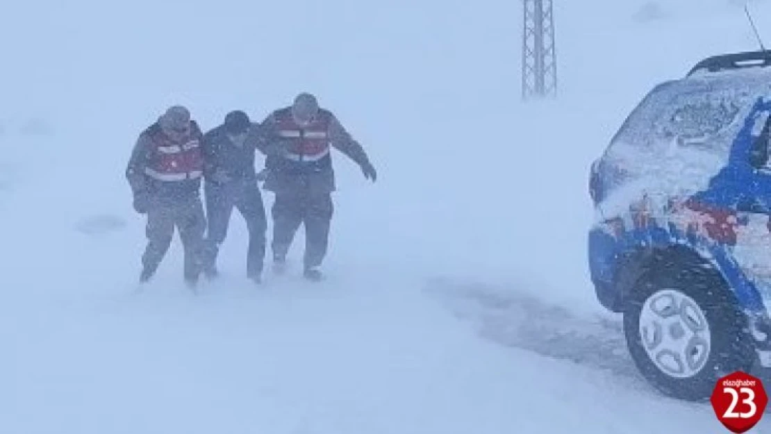 Palu'da Aracı Arza Yapan Ve Donma Tehlikesi Geçiren Şahsı Jandarma Kurtardı