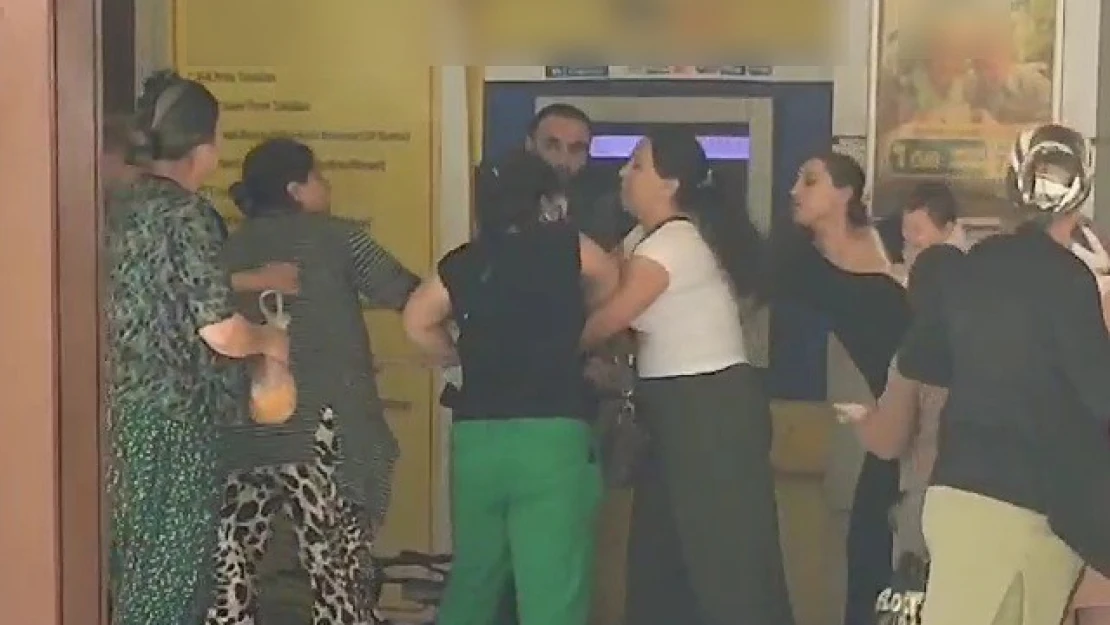 ATM'de Sıra Bekleyen Kadınlar Yumruklu Kavgaya Tutuştu