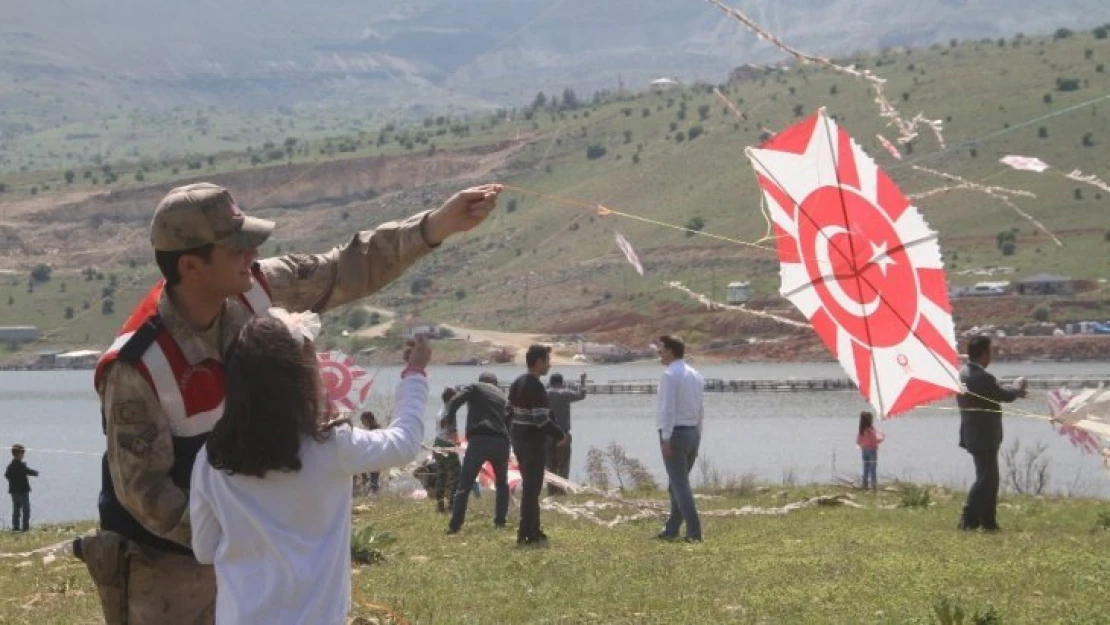 Ağın'da Ay yıldızlı Uçurtmalar, Renkli Görüntüler Oluşturdu