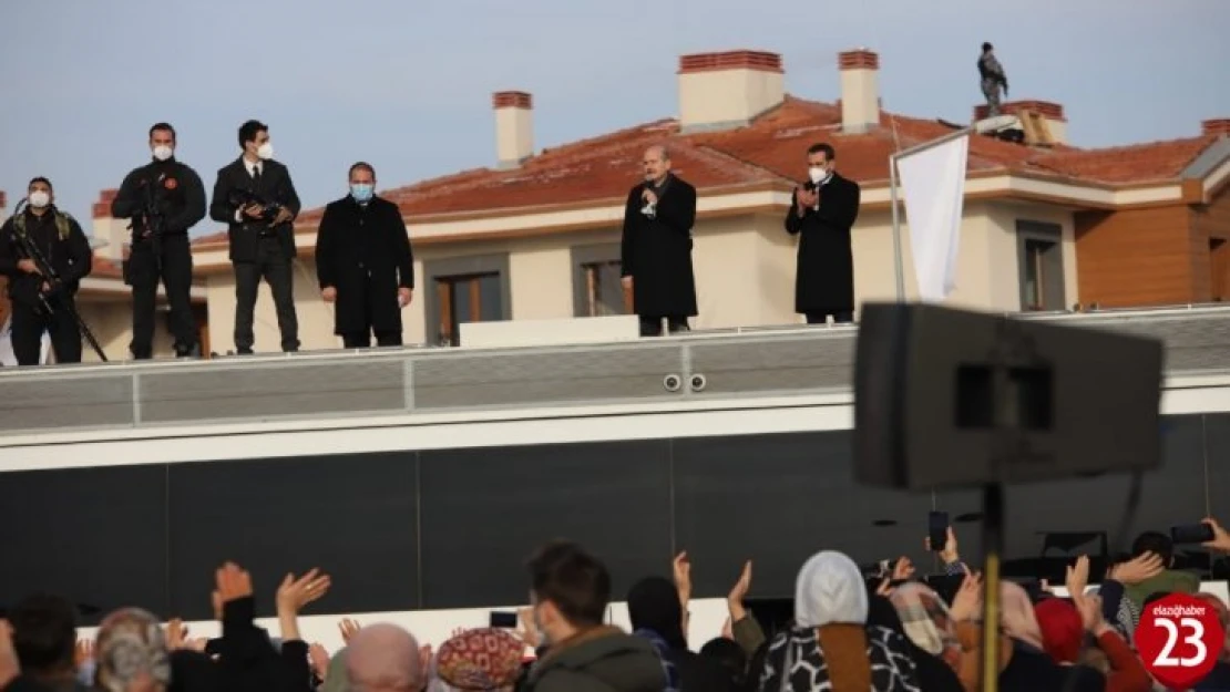 Bakan Soylu ve Kurum deprem konutları anahtar teslim törenine katıldı