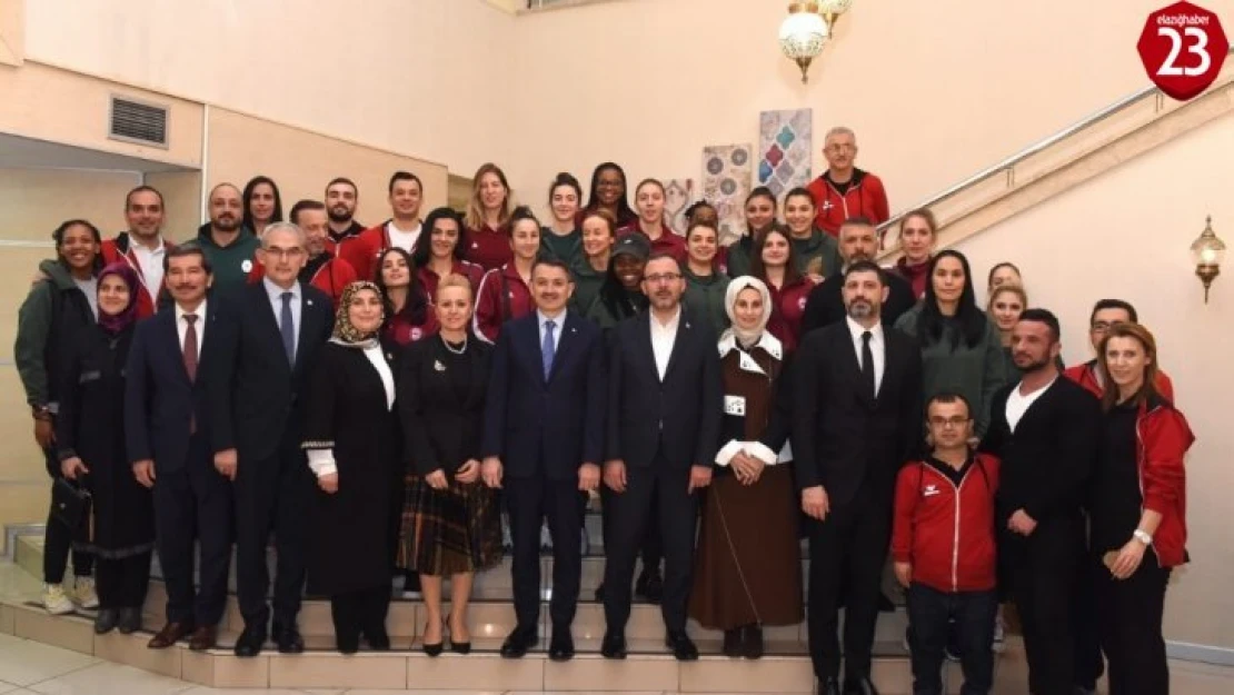 Bakanlar, Elazığ'ın basketbol takımı ile bir araya geldi