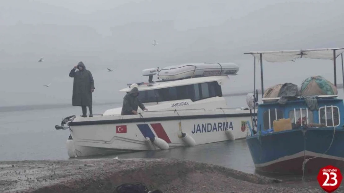 Balık tutmak için ağları gerdirirken tekneden düşüp suda kayboldu