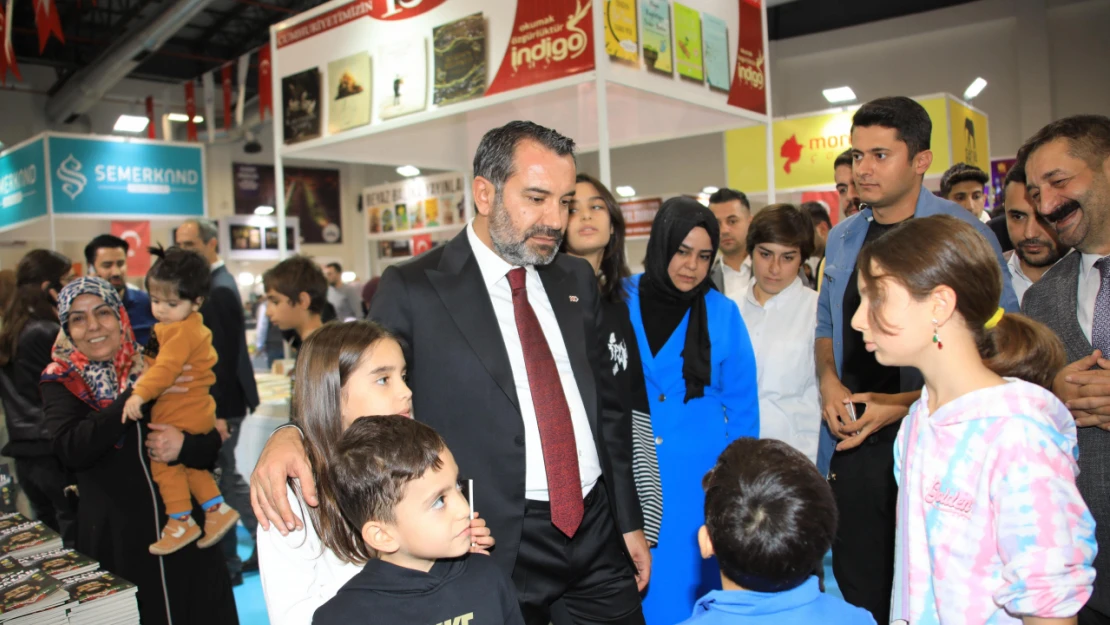 Başkan Şerifoğulları'na, Kitap Fuarında Yoğun İlgi