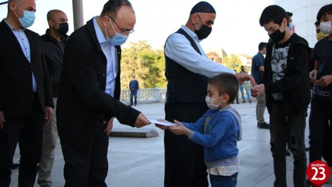 Bayram namazı sonrası vali uyardı, şeker yerine virüs ikram etmeyin