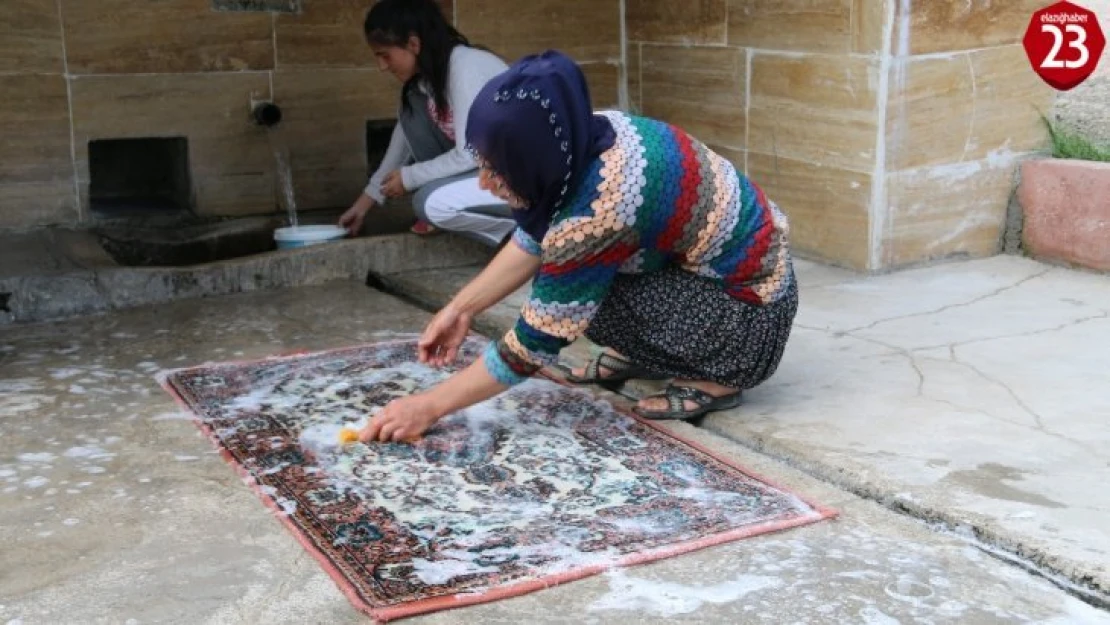 Bayram öncesi asırlık çeşmede halılar yıkandı, kurumaya bırakıldı