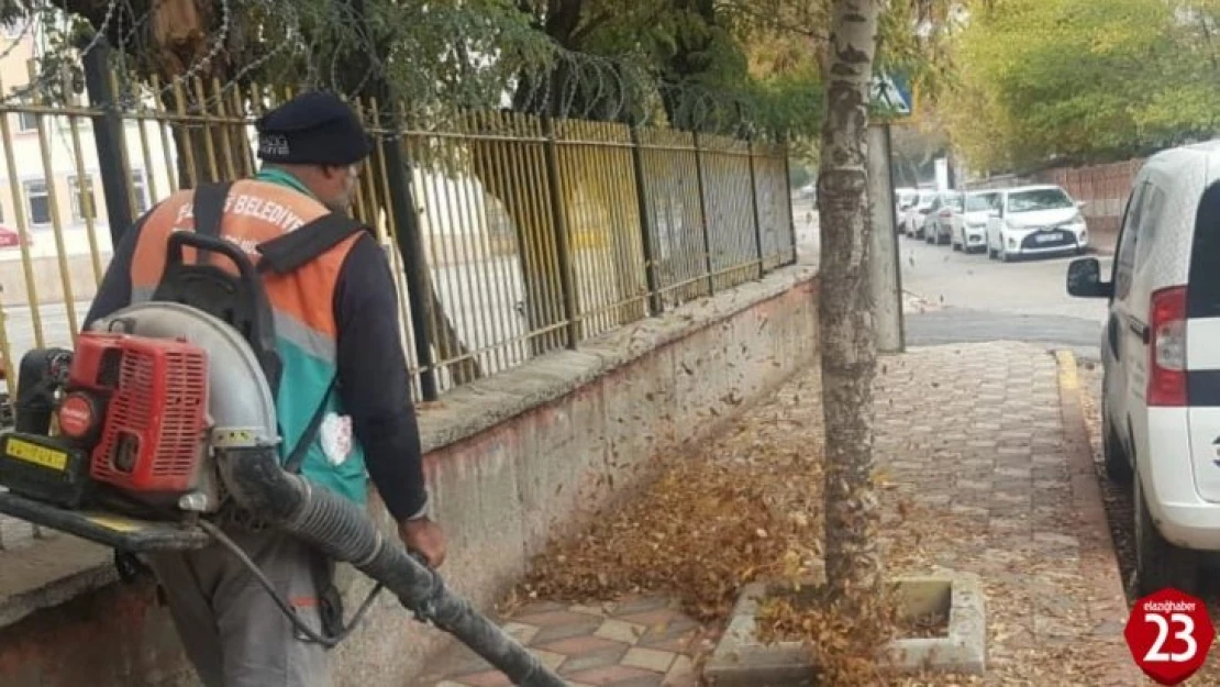 Belediye ekiplerinden yaprak üfleme makinesi ile sonbahar temizliği