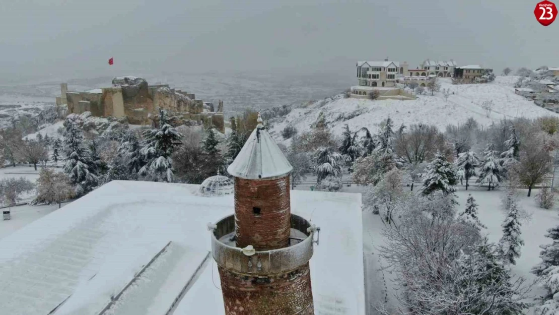 Beyaz gelinliğini giyen Harput'ta kartpostallık görüntüler oluştu