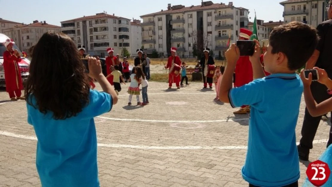 Birinci Sınıf Öğrencileri, Şehir Turu Ve Mehteranla Okula Merhaba Dedi