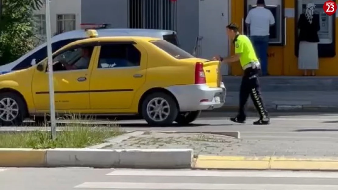 Elazığ'da Bozulan Taksiye Polis Eli Uzandı: Dakikalar İçinde Yardım Ettiler