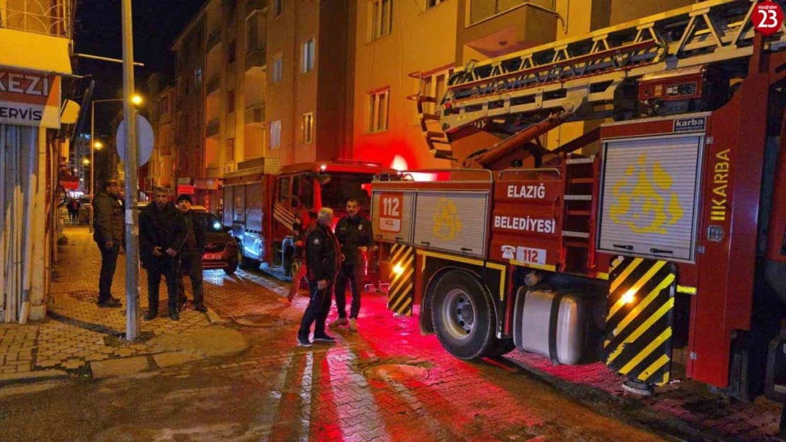 Elazığ'da Apartman Çatısından Yükselen Dumanlar Panik Yarattı!