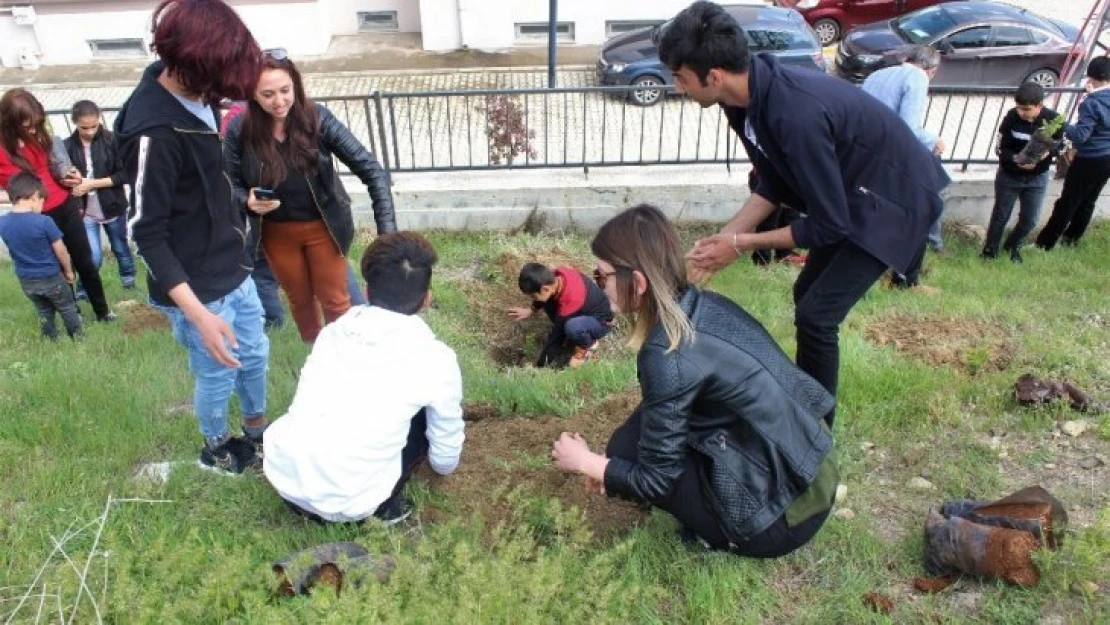 Çocuklar Fidan Dikerek Çocuk Bahçesi Oluşturdu