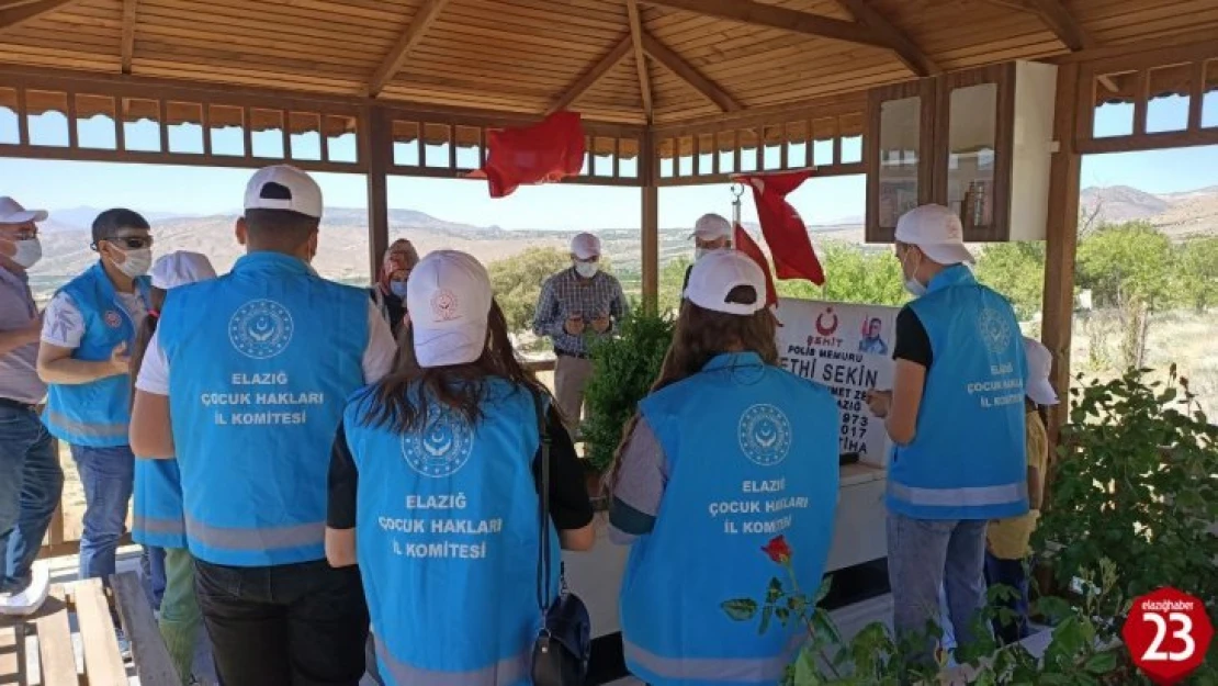 Çocuklar, şehit Fethi Sekin'in kabrini ziyaret edip, müzesini gezdi
