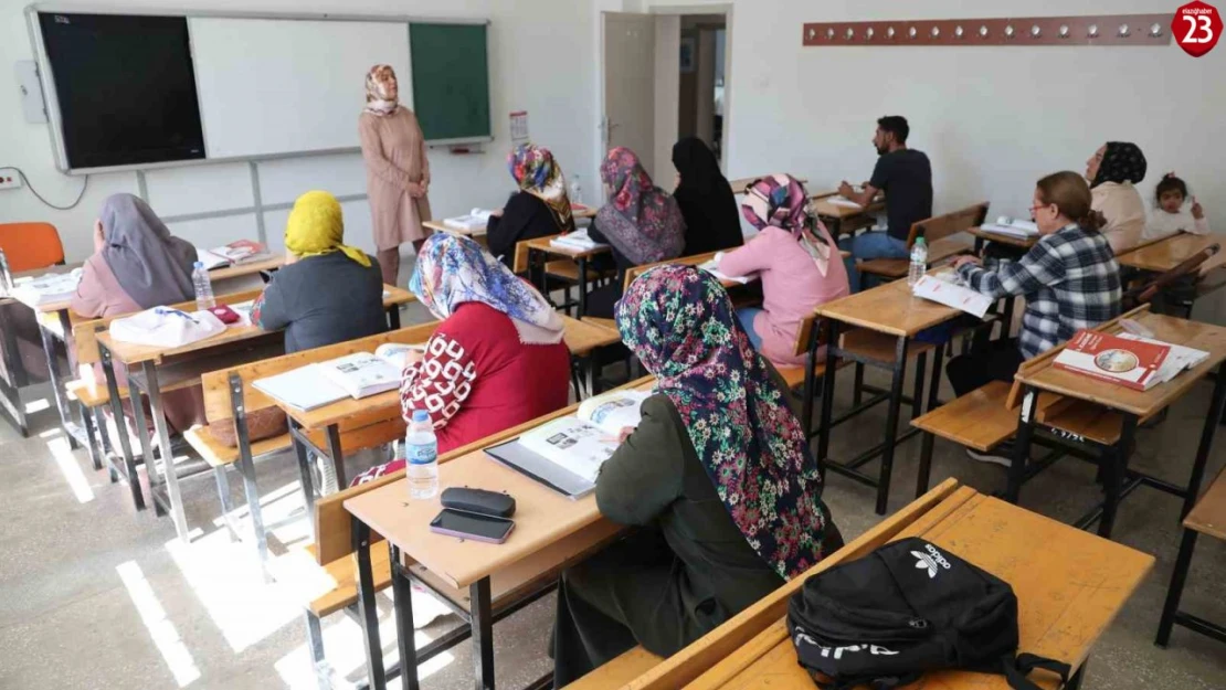 Çocuklarının okuduğu sıralarda şimdi kendileri ter döküyor