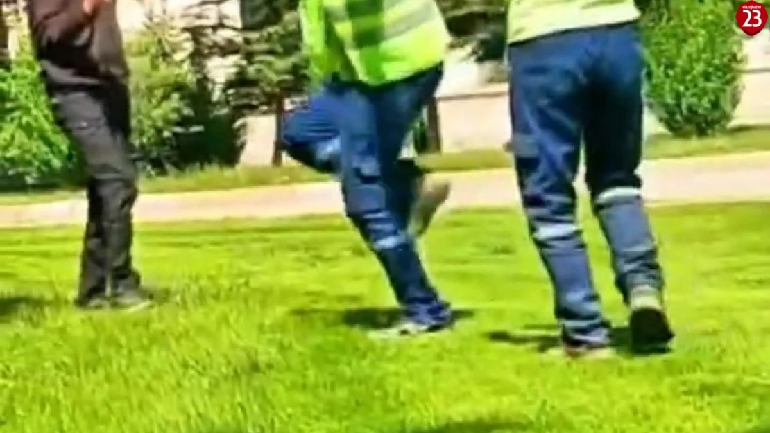Davulun sesini duyan temizlik görevlileri, oynamaya başladı