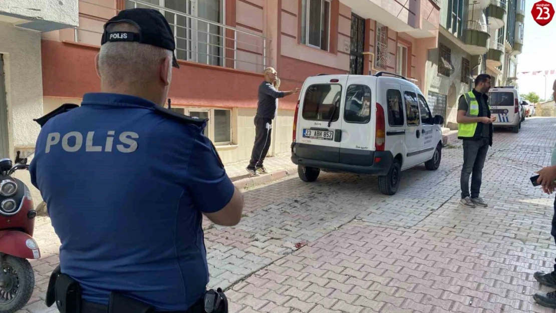 Dengesini kaybeden yaşlı kadın, 4'üncü kattan park halindeki otomobilin üzerine düştü