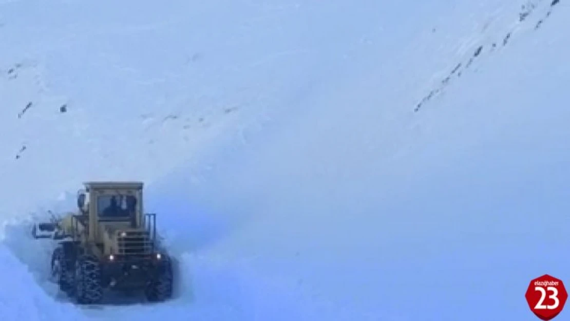 Deprem Bölgesine Yardımların Ulaştırılması İçin Ekipler Çığ Düşen Yolu Ulaşıma Açtı