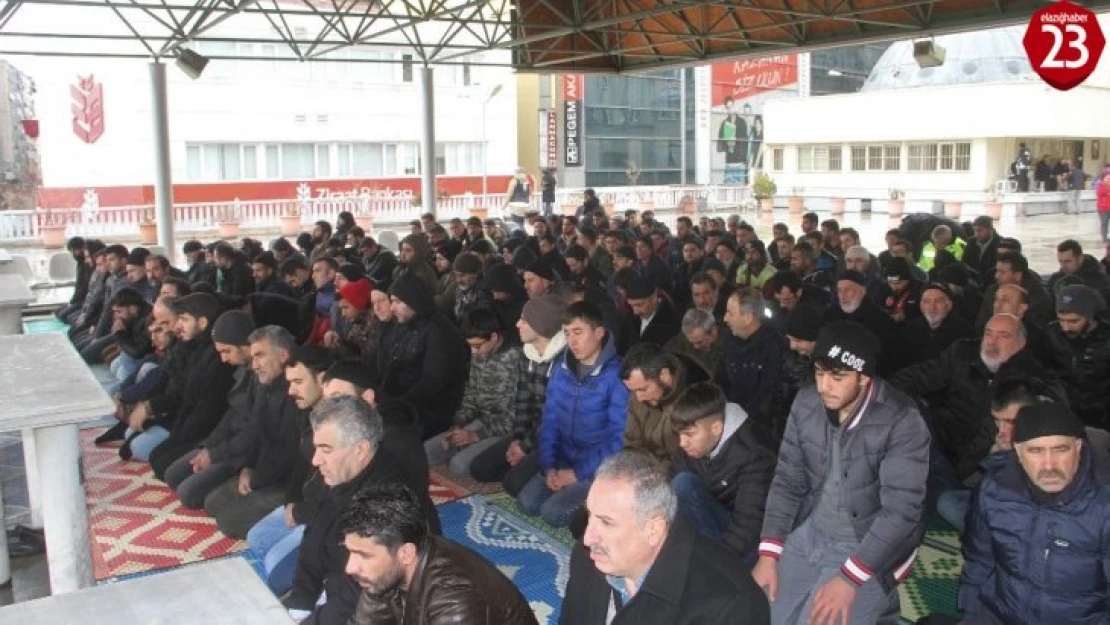 Deprem sonrası ilk Cuma namazında Elazığ'da camiler doldu, taştı