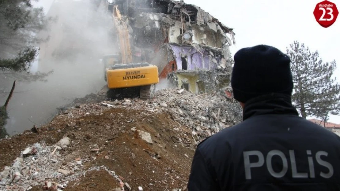 Depremde ağır hasar gören Sivrice İlçe Emniyet Müdürlüğü binası yıkılıyor