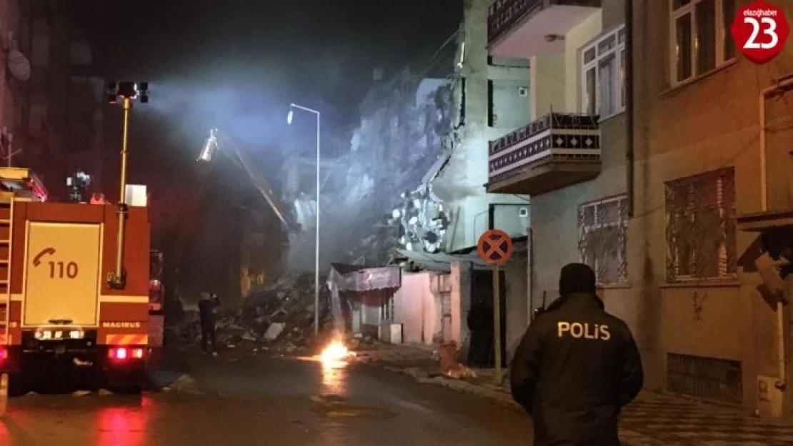 Depremde hasar gören 2 binanın daha yıkımı gerçekleştiriliyor