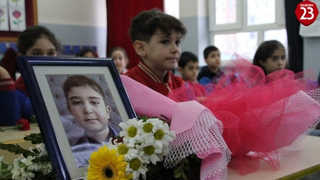 Depremde hayatını kaybeden Muhammed'in masasına çiçekler bırakıldı