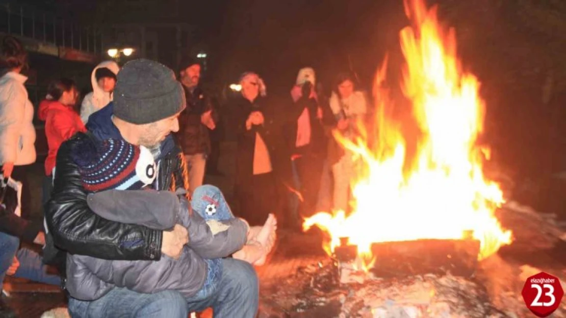 Depremden etkilenen Malatyalılar akşamı dışarıda geçiriyor