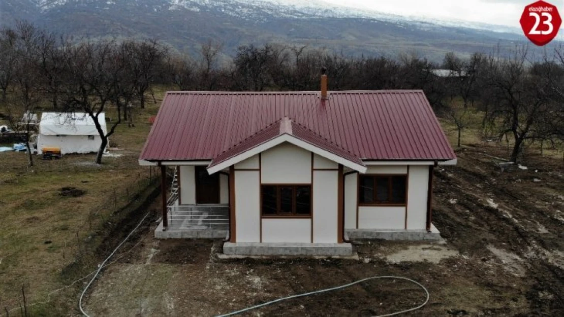 Depremin ana merkezi Çevrimtaş'a ilk 'örnek ev' kuruldu