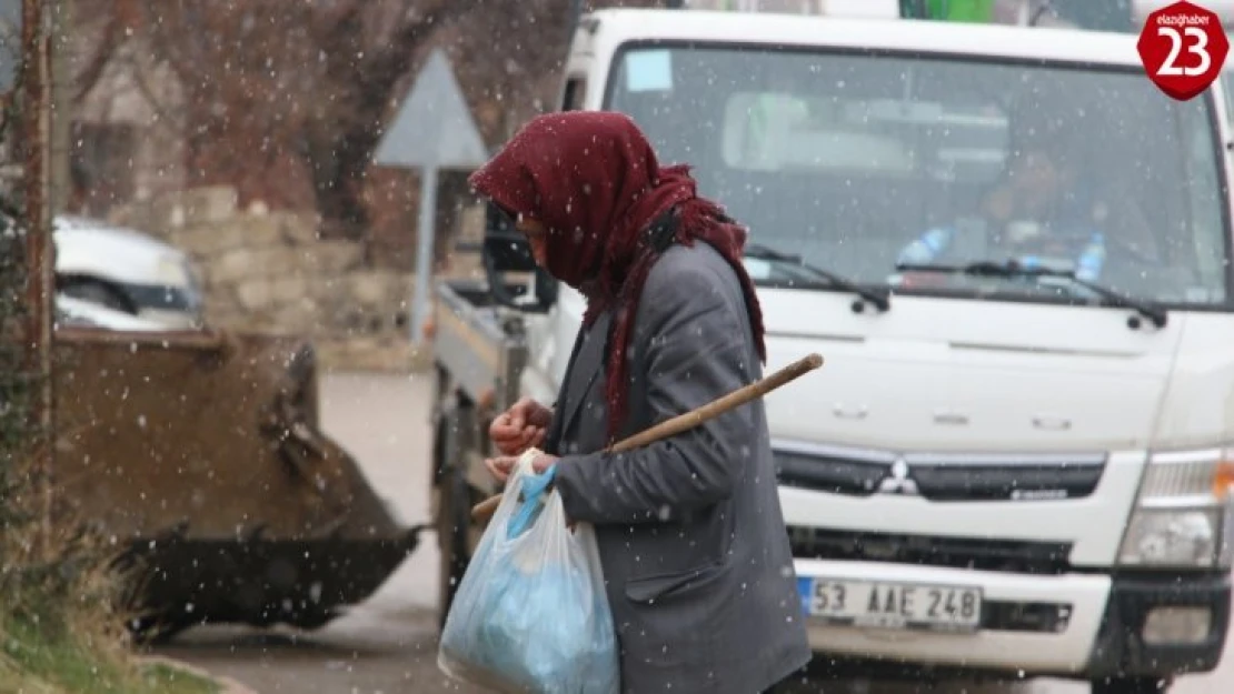 Depremin merkezinde kar yağışı başladı