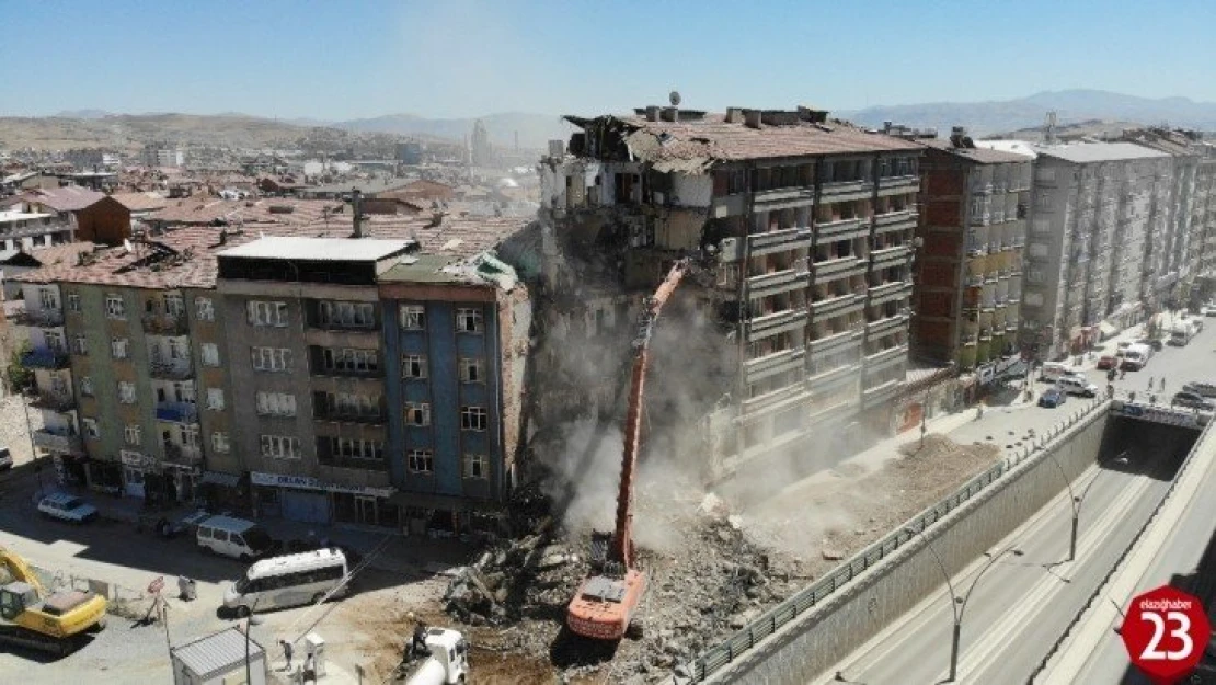 Depremin vurduğu Elazığ'da yıkımlar hızlandırıldı, 16 noktada çalışma başladı