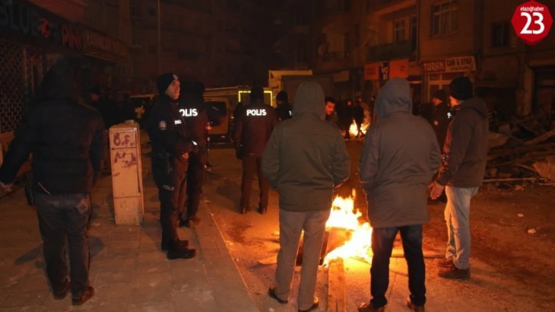 Depremin yaşandığı Elazığ'da vatandaşlar sokaklarda sabahladı