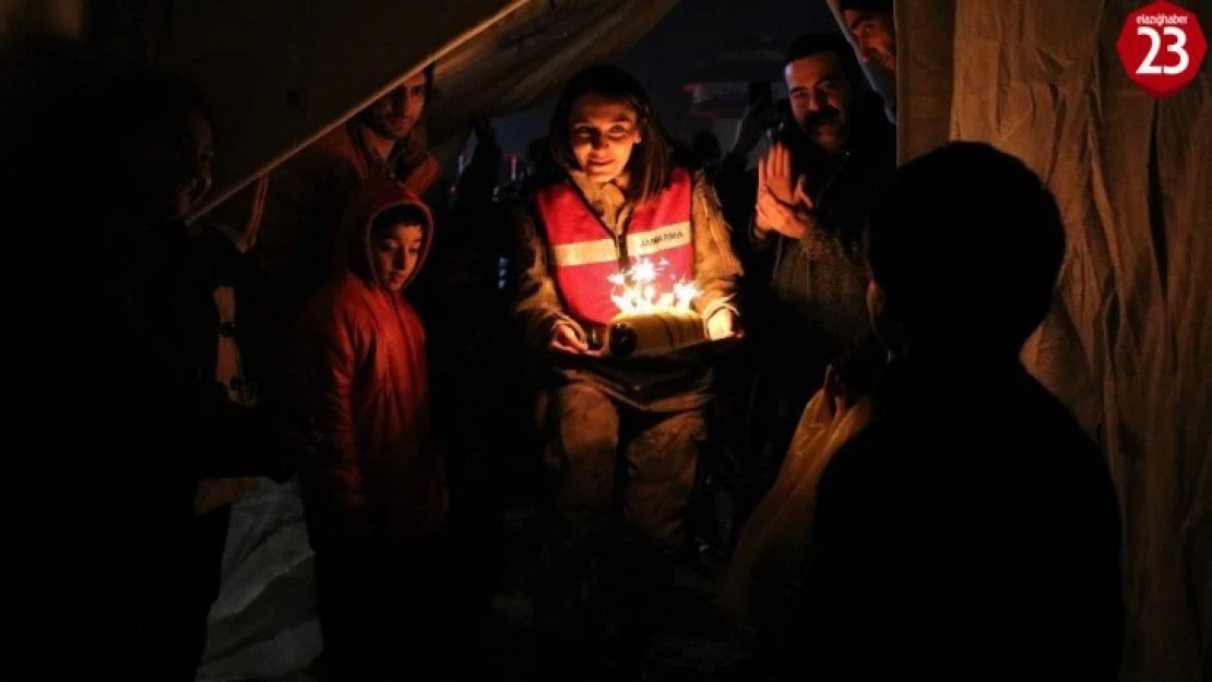 Depremzede çocuğa çadırda doğum günü