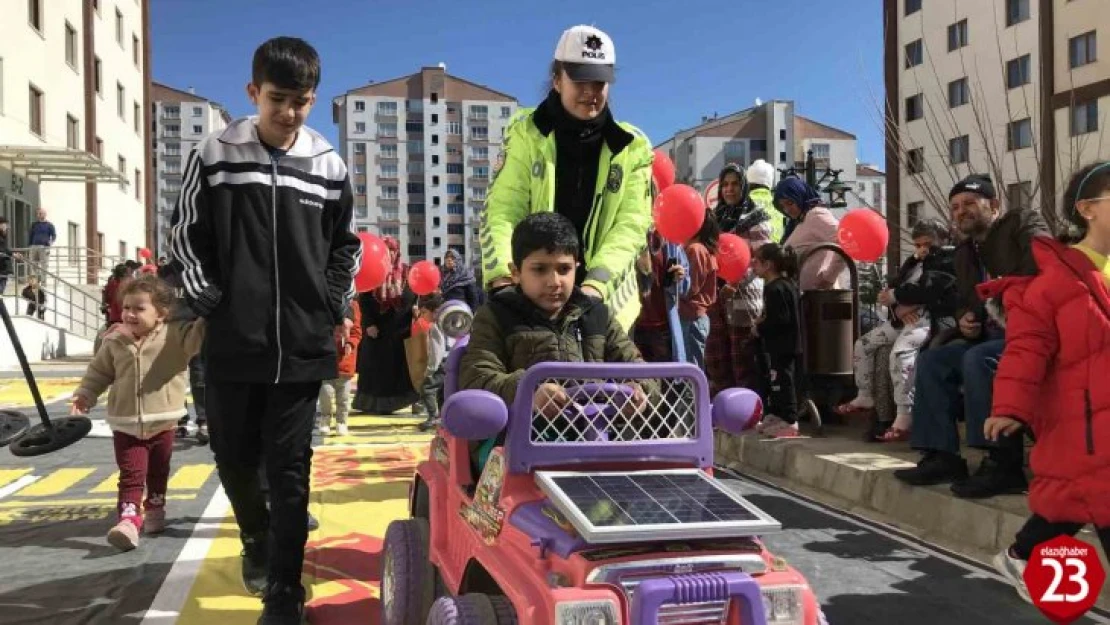 Depremzede çocuklar polislerle doyasıya eğlendi