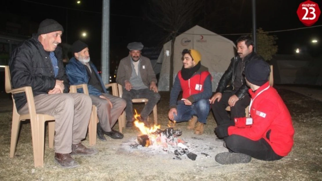 Depremzedelerin çadırlarda gece yaşantısı