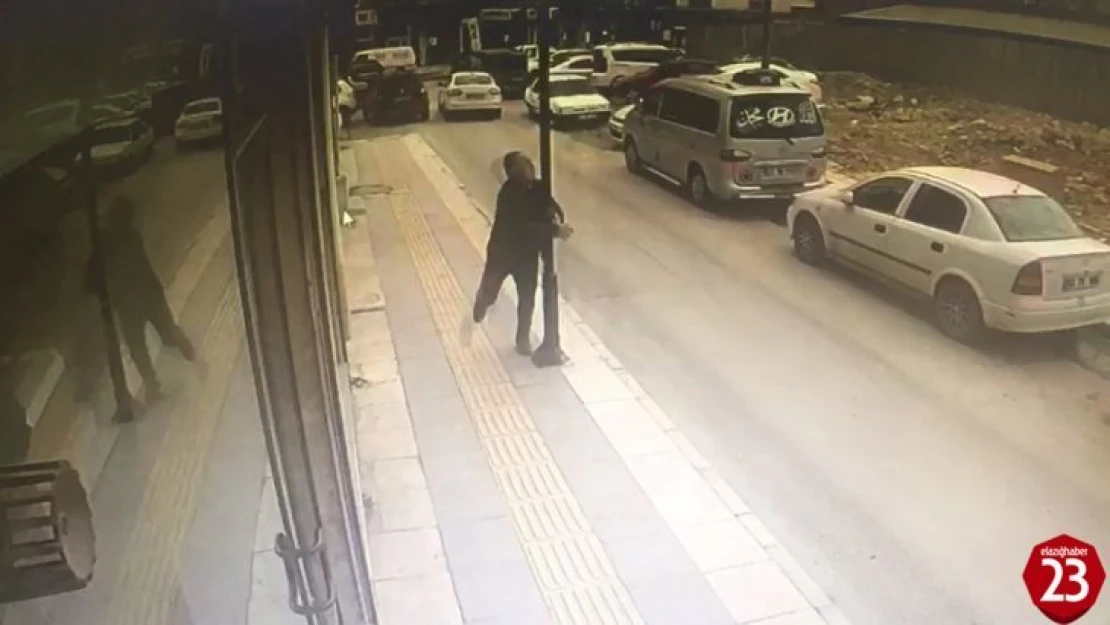 Yolda Yürürken Bir Anlık Dalgınlıkla Direğe Kafa Attı, Neye Uğradığını Şaşırdı