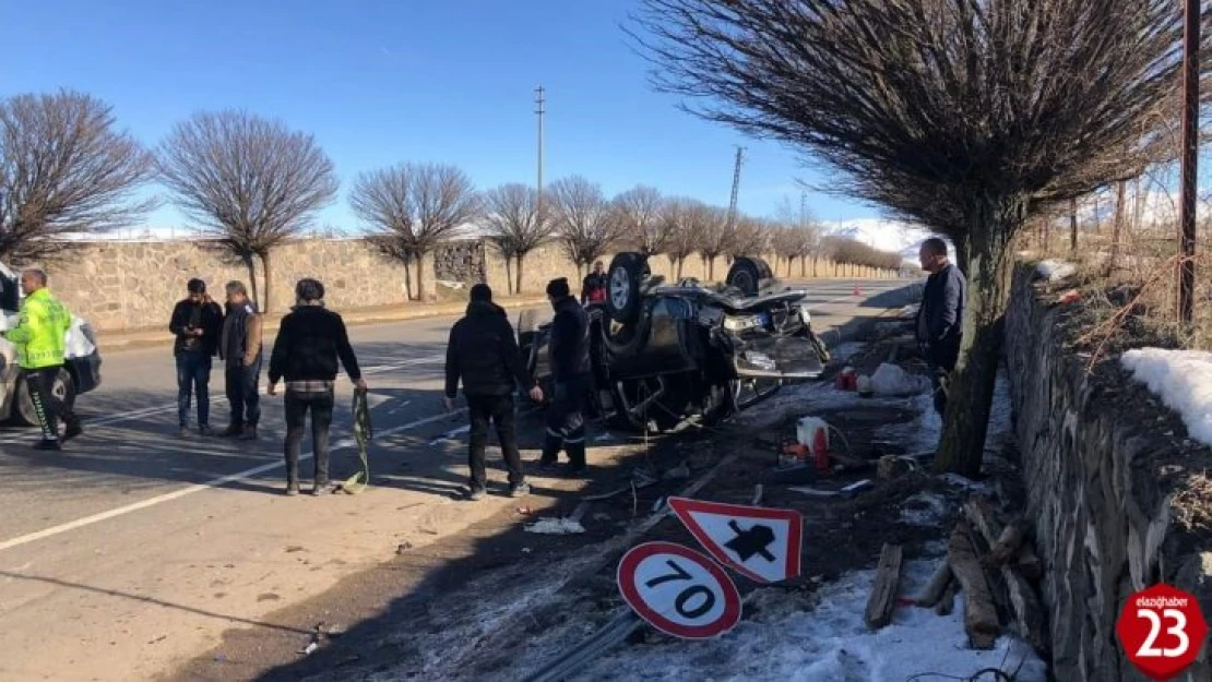 Elazığ  ağaca  çarpan hafif ticari araç ters döndü: 2 yaralı