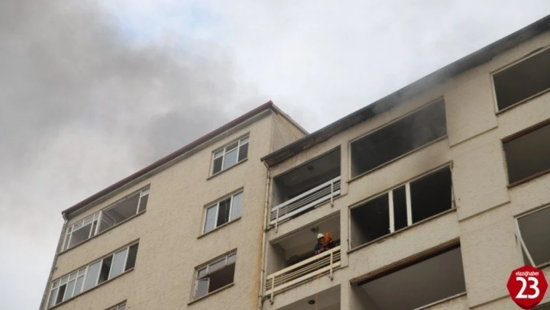 Elazığ'a hasarlı binada yangın