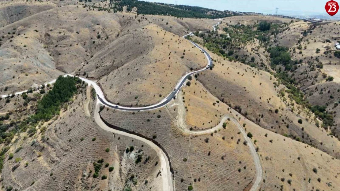 Elazığ Belediyesi, 8 mahallede sathi kaplama yol yapım çalışması gerçekleştiriyor