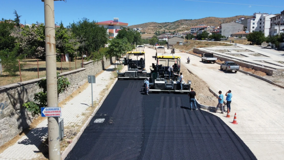 Elazığ Belediyesi Tarafından Yıldızbağları Mahallesi Yolunda Asfalt Yenileme Çalışması Yapılıyor