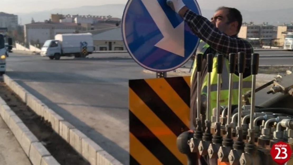 Elazığ Belediyesi yön levhalarını yeniliyor