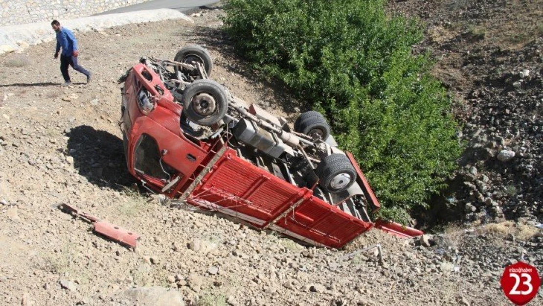 Elazığ Bingöl Yolunda Kaza, Araç Şarampole Uçtu