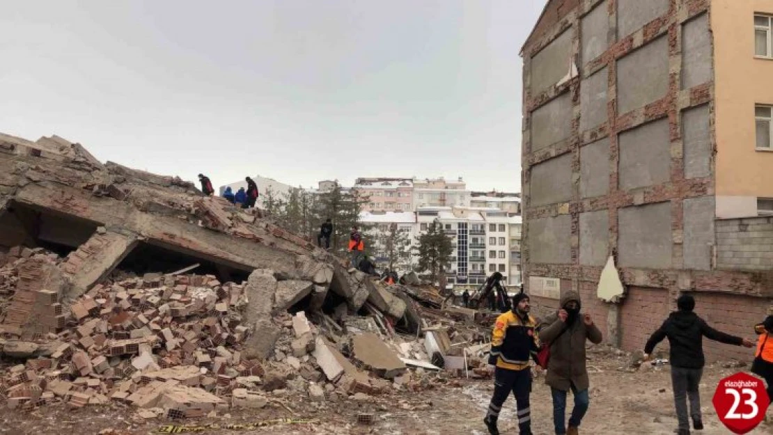 Elazığ bir bina çöktü, biri polis 4 kişinin olduğu tahmin ediliyor