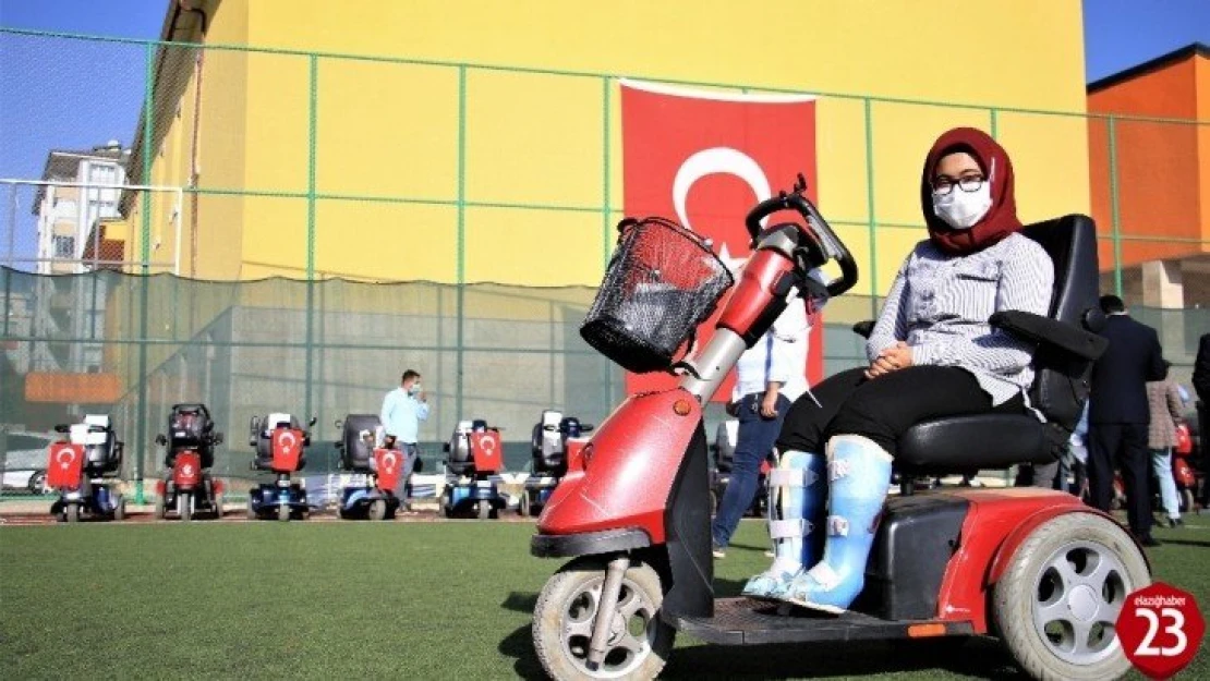 Elazığ'da 'Engelleri kaldırıyoruz' projesi ile 80 adet akülü araç verildi