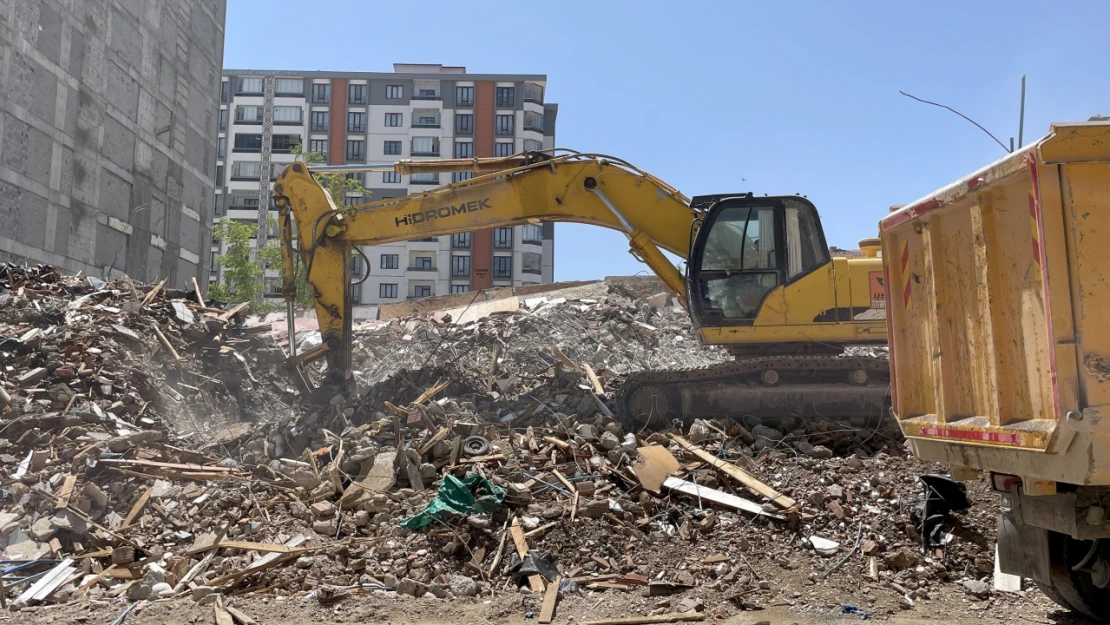 Elazığ'da 10 Bin 694 Ağır Hasarlı Yapı Yıkılıyor