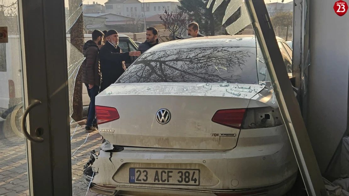 Elazığ'da 15 Yaşındaki Sürücü Kaza Yaptı: İş Yeri ve Araçlar Hasar Gördü