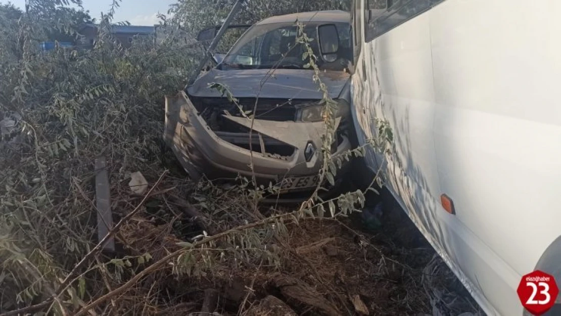 Elazığ'da 2 kişinin yaralandığı kaza anı kameraya yansıdı