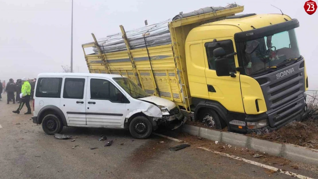 Elazığ'da Yoğun Sis ve Buzlanma: Zincirleme Kazalarda 7 Yaralı, 13 Araç Hasar Gördü