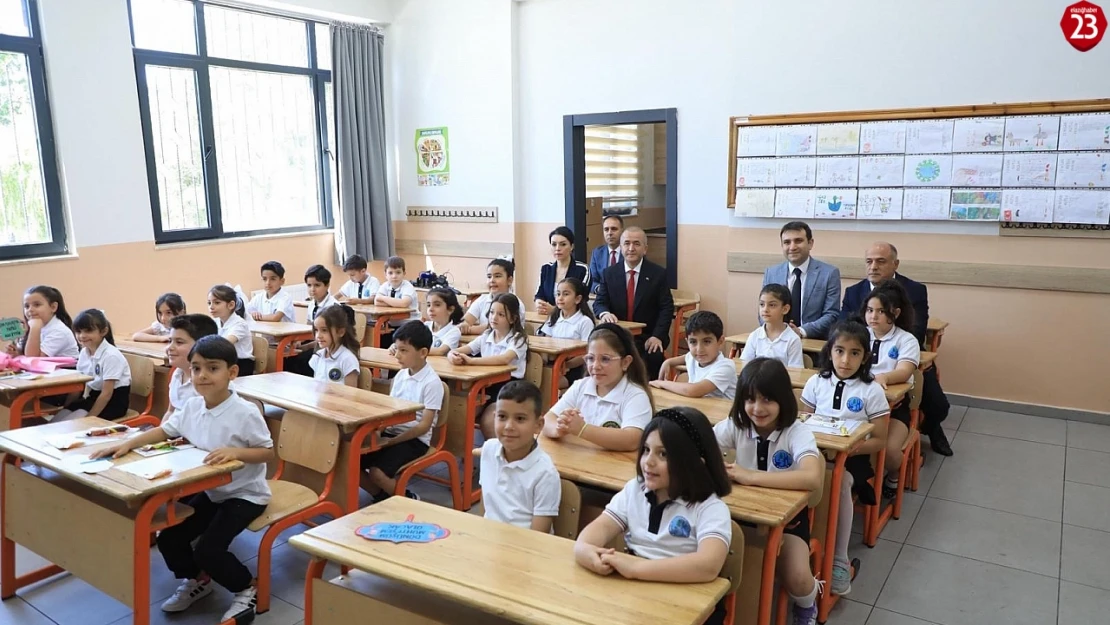 Elazığ'da 2024-2025 Eğitim Öğretim Yılı Karneleri Dağıtıldı: 122 Bin Öğrenci Karne Heyecanı Yaşadı